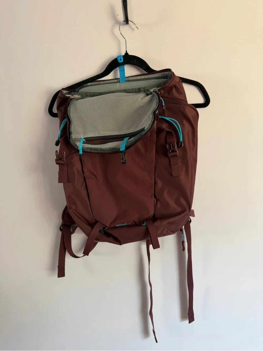 NWOT REI Maroon Ruckpack 18L Camping Hiking Backpack with Turquoise Accents